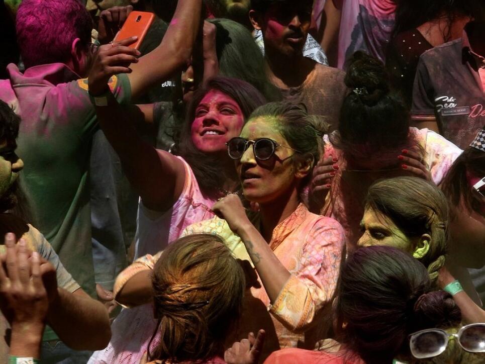 Farben zum Frühlingsbeginn: Auch in der indischen Metropole Bangalore wurde das Holi-Farbenfest ausgiebig gefeiert.