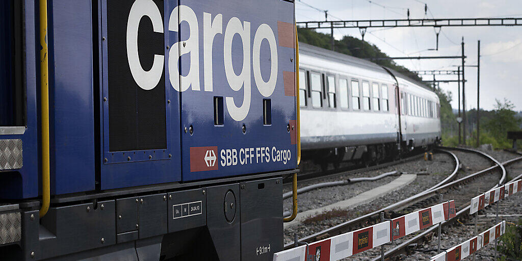 Die Wettbewerbskommission Weko hat die Beteiligung der beiden Transportunternehmen Planzer und Camion-Transport an der Güterbahn SBB Cargo genehmigt. (Archiv)