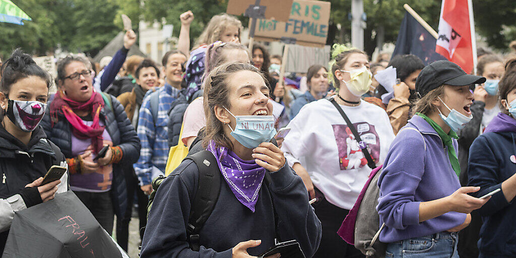 Gleiche L&ouml;hne sind immer noch ein unerf&uuml;lltes Anliegen: Frauen demonstrieren anl&auml;sslich des Frauenstreiks am 14. Juni 2020 in Z&uuml;rich.  (Archivbild)