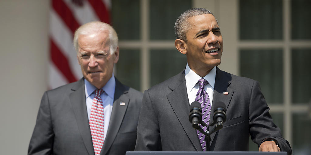 President Obama (l.) - flankiert von Vize-Präsident Joe Biden - kündigt vor dem Weissen Haus die Wiederaufnahme diplomatischer Beziehungen mit Havanna an