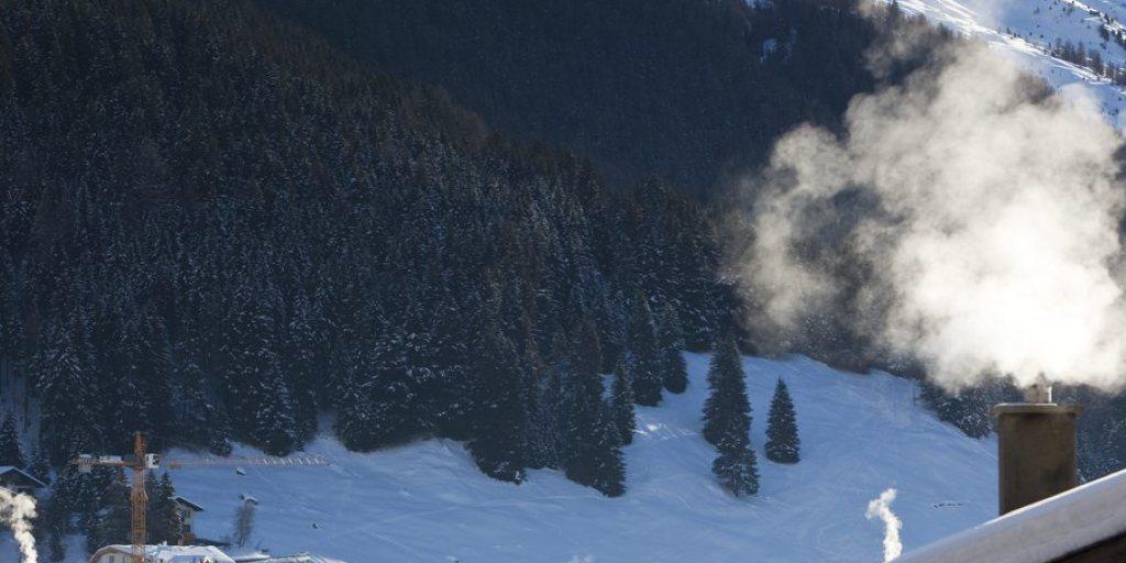Die CO2-Belastung der Luft in der Schweiz ist viel zu hoch. Die für 2016 angestrebten Ziele wurden nicht erreicht. Deshalb wird die CO2-Abgabe von 84 auf 96 Franken pro Tonne CO2 erhöht.