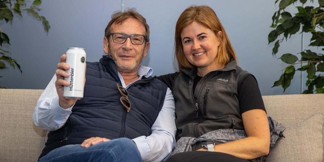 Stolz präsentieren René Keel und Stefanie Hasler das «Hüttenbier» der Pfälzerhütte. Stolz präsentieren René Keel und Stefanie Hasler das «Hüttenbier» der Pfälzerhütte.