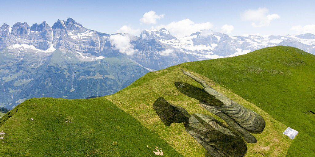 Das Werk symbolisiert nach Angaben der Initiatoren des Projekts die Freundschaft zwischen der Schweiz und Frankreich. Im Hintergrund die Dents de Midi.