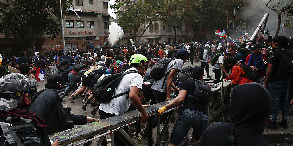 Chile kommt nicht zur Ruhe: In dem südamerikanischen Land hat es am Freitag erneut zahlreiche Demonstrationen sowie Ausschreitungen gegeben.