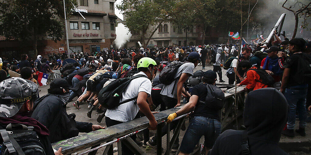 Chile kommt nicht zur Ruhe: In dem südamerikanischen Land hat es am Freitag erneut zahlreiche Demonstrationen sowie Ausschreitungen gegeben.