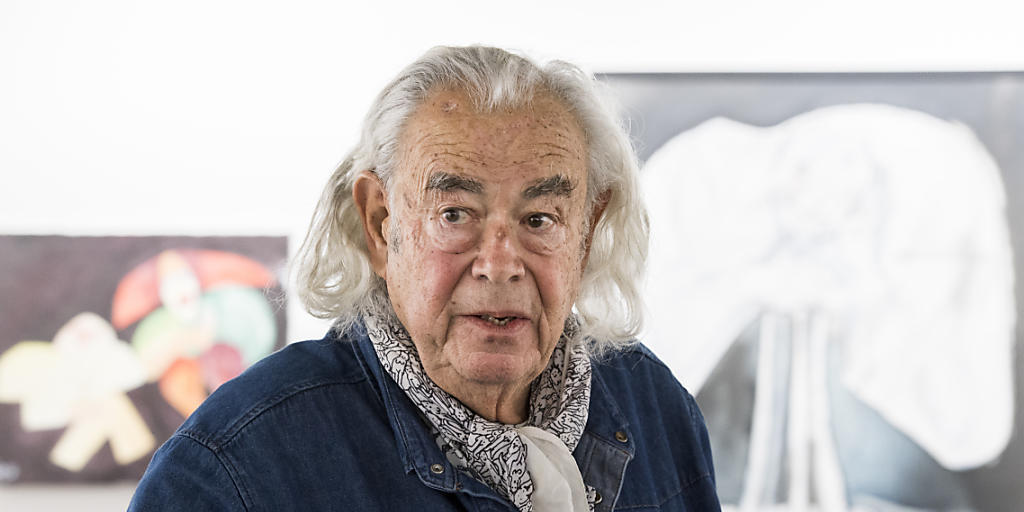 Ted Scapa vor zwei seiner Gemälde in der Berner Ausstelllung. Ted Scapa vor zwei seiner Gemälde in der Berner Ausstelllung.