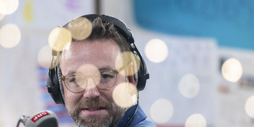 Der SRF-Moderator Nik Hartmann in der Glasbox für die Aktion "Jeder Rappen zählt". (Archivbild) Der SRF-Moderator Nik Hartmann in der Glasbox für die Aktion "Jeder Rappen zählt". (Archivbild)