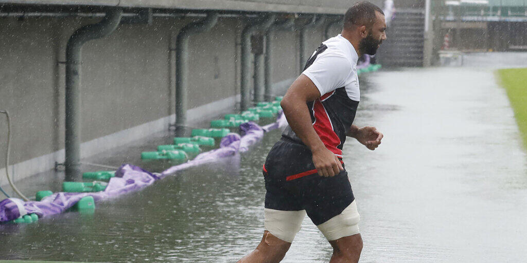 Der japanische Rugby-Spieler Michael Leitch trainiert in Tokio auf einem von Taifun "Hagibis" überfluteten Spielfeld. (Archivbild)