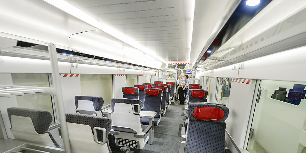 Das Holzmodell des 1. Klasse-Abteils des Triebzugs "Giruno" von Stadler Rail in Bussnang TG.