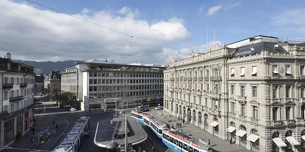 Der UBS wird der zentrale Zürcher Paradeplatz zu teuer für Dienstleistungen ohne direkten Kundenkontakt. Deswegen müssen Mitarbeitende, die sich um Kontoeröffnungen oder Wertschriftenabwicklung kümmern, in die Peripherie umzuziehen, zum Beispiel nach Biel. (Archiv)