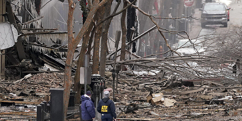 dpatopbilder - Heftige Explosion in der Innenstadt von Nashville: Einsatzkräfte sind am 1. Weihnachtsfeiertag vor Ort. Foto: Mark Humphrey/AP/dpa
