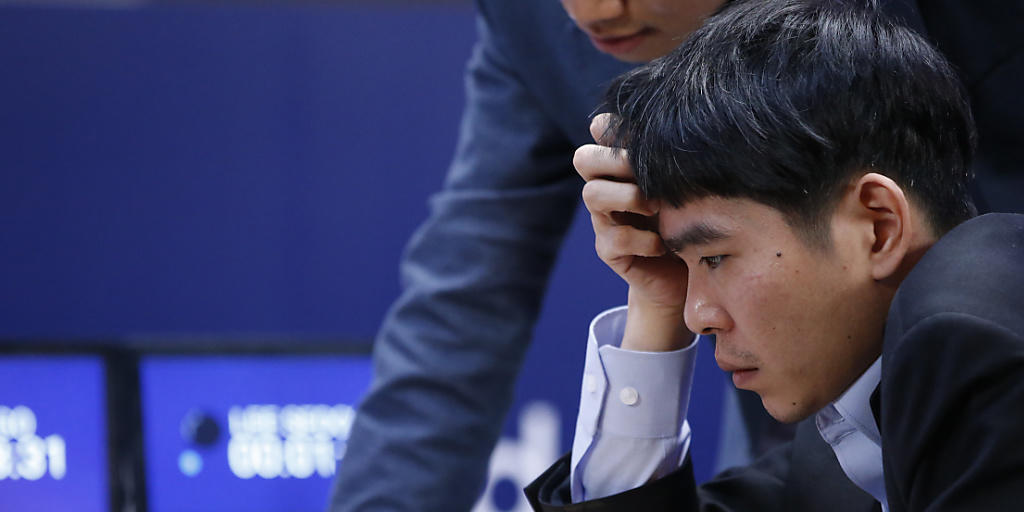 Er hatte keine Chance gegen den Computer: Der südkoreanische Weltklassespieler Lee Sedol verlor auch die dritte Partie gegen das Programm AlphaGo.