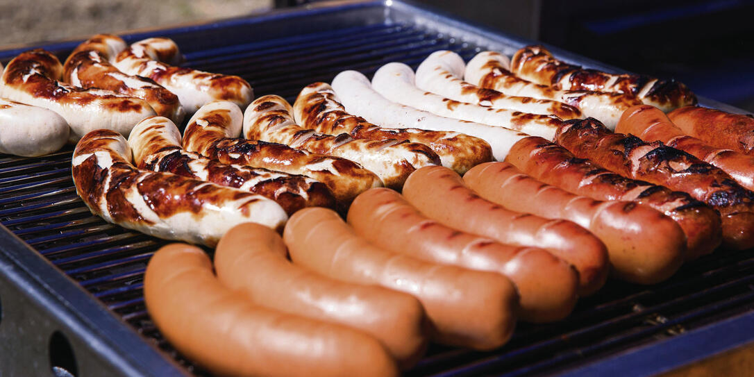 Eine klassische Olma-Bratwurst, ohne Einschnitte und braun gegrillt. Sie soll ohne Senf gegessen werden. Eine klassische Olma-Bratwurst, ohne Einschnitte und braun gegrillt. Sie soll ohne Senf gegessen werden.