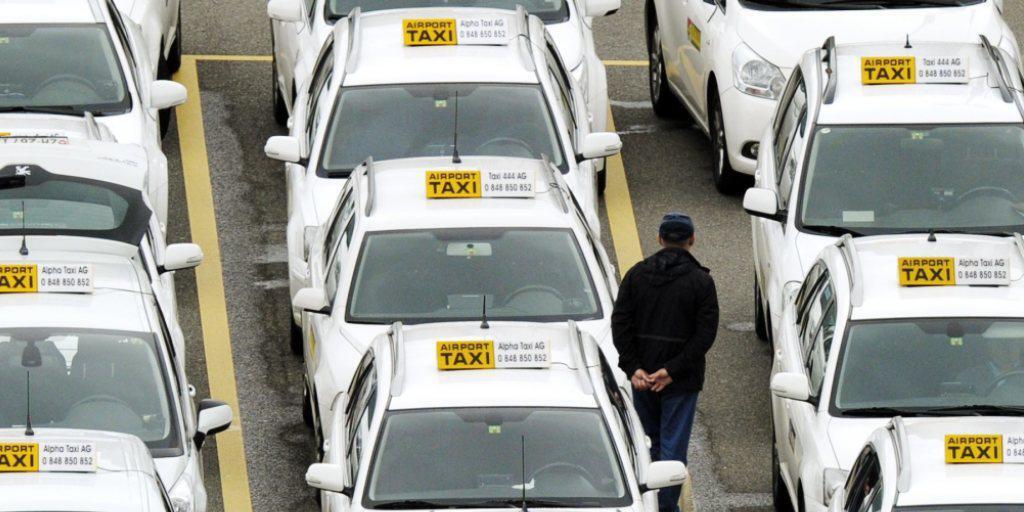 Selbstfahrende Taxis in den Städten würden laut einer neuen Studie die Umwelt schonen, aber die Taxifahrer am Flughafen Zürich-Kloten (Bild) würden arbeitslos.