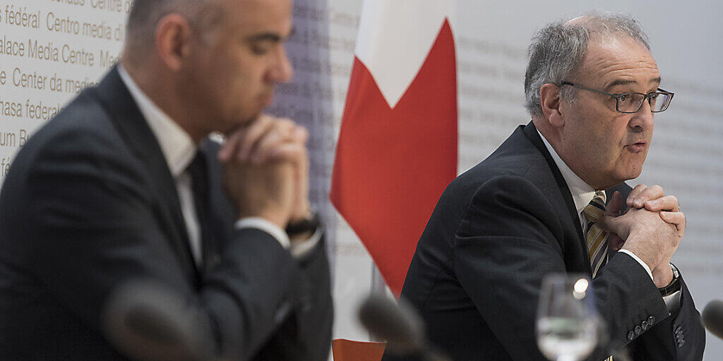 Wirtschaftsminister Guy Parmelin (rechts) und Gesundheitsminister Alain Berset haben am Freitag neue Massnahmen im Kampf gegen das Coronavirus vorgestellt und die Bevölkerung erneut zu Disziplin aufgerufen.