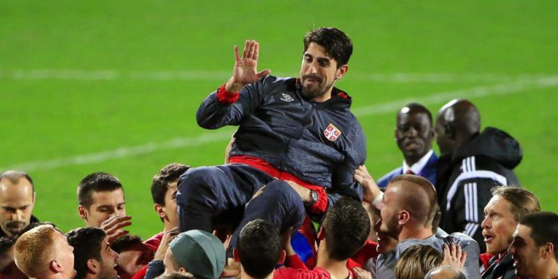 Die serbischen Spieler feiern den historischen Triumph