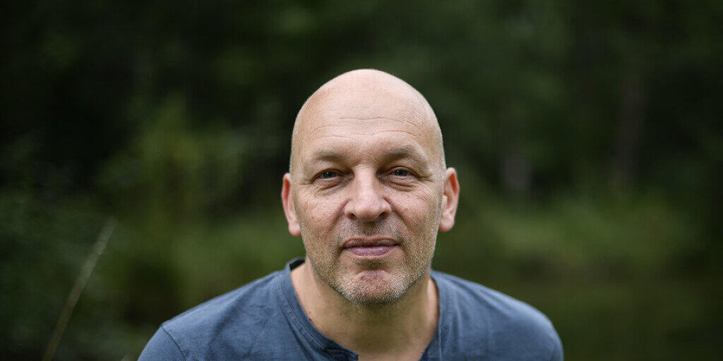 Der Schweizer Autor Tim Krohn steht in einer engen Beziehung zu Natur und Tieren. (Keystone/GIAN EHRENZELLER) Der Schweizer Autor Tim Krohn steht in einer engen Beziehung zu Natur und Tieren. (Keystone/GIAN EHRENZELLER)