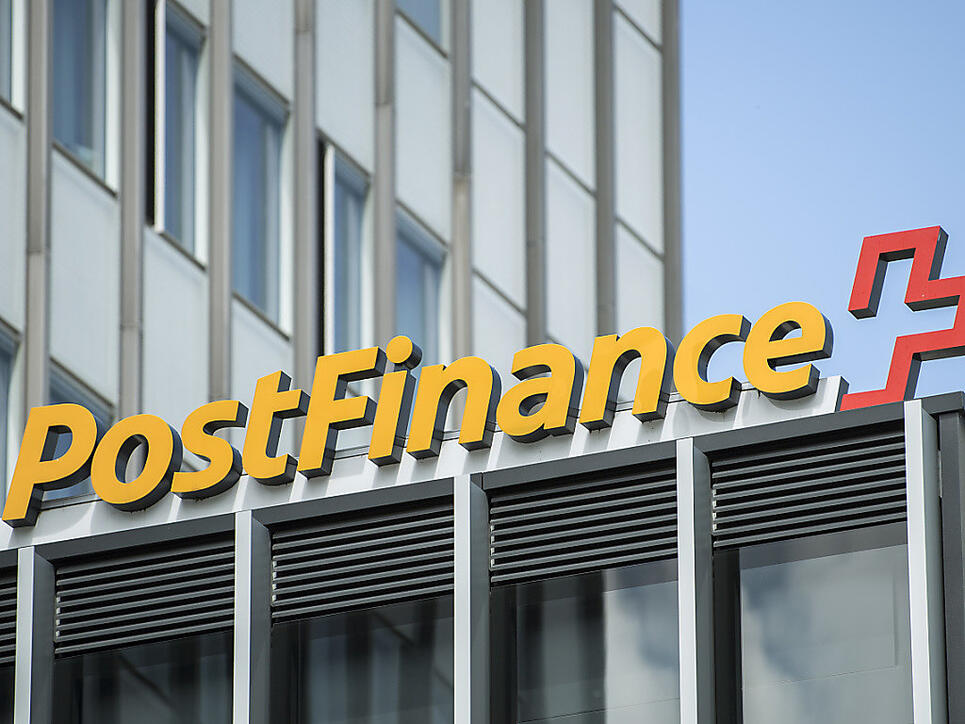 Die Postfinance führt ab dem kommenden Jahr Kontoführungsgebühren ein und verteuert weitere Dienstleistungen. (Archivbild)