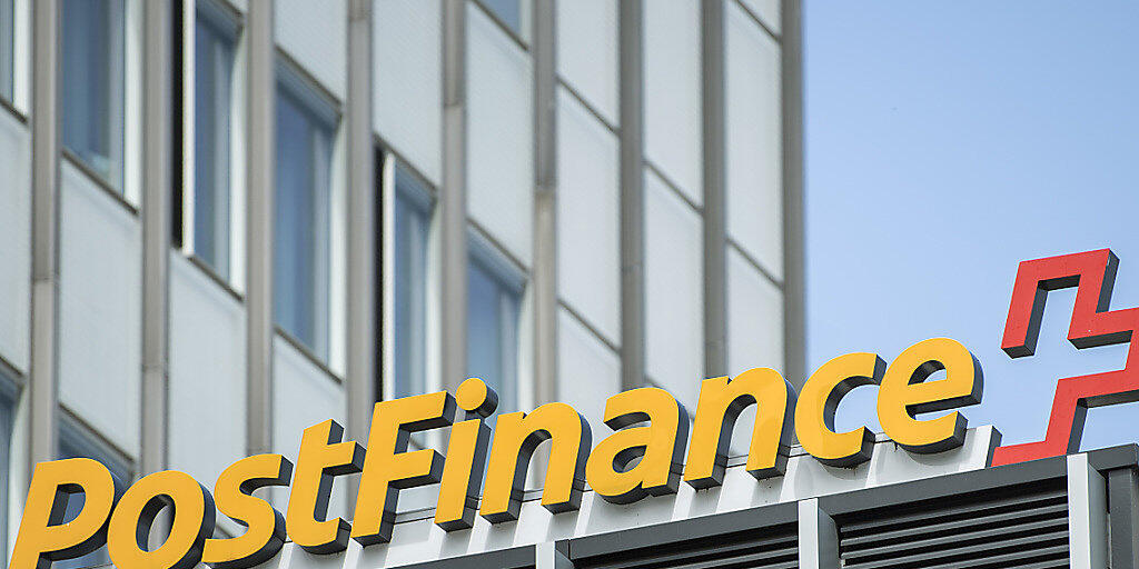 Die Postfinance führt ab dem kommenden Jahr Kontoführungsgebühren ein und verteuert weitere Dienstleistungen. (Archivbild)
