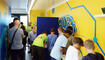 Curiosity Cube bringt Experimente zu KI an die Schule in Vaduz