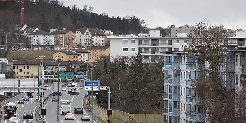 Je nach Nationalit&auml;t kann die Versicherung f&uuml;rs Auto beim Einen schwerer ins Geld gehen als beim Anderen. Blick auf die A11 bei Aubrugg ZH. (Symbolbild)