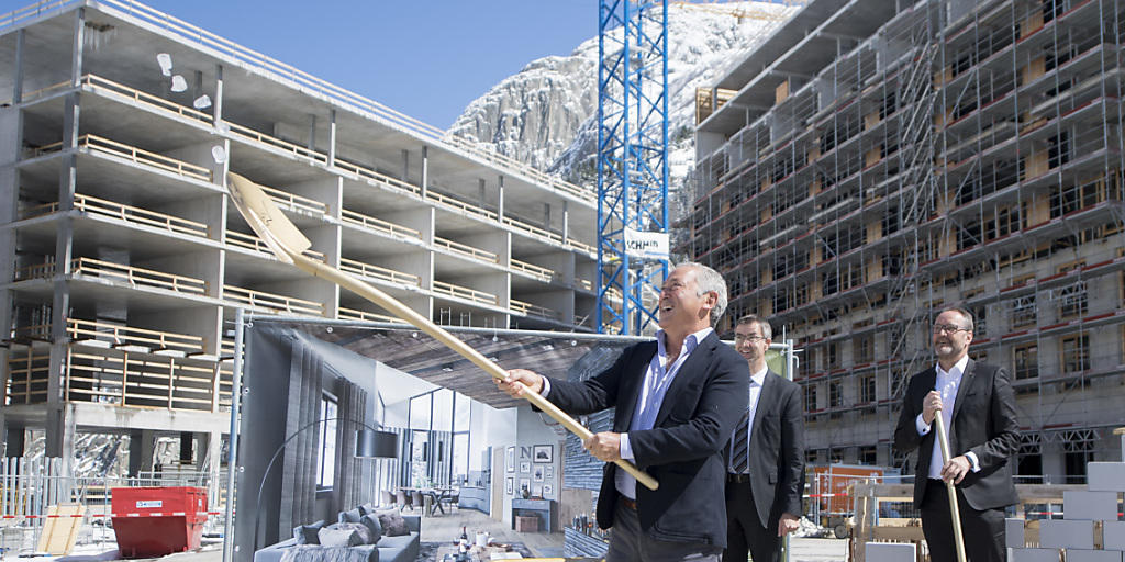 Der ägyptische Investor Samih Sawiris (vorne) bei der Grundsteinlegung zum neusten Apartmenthaus in seinem Ferienresort in Andermatt UR. Bisher sind vier Häuser in Betrieb, im Endausbau sollen es 42 sein.