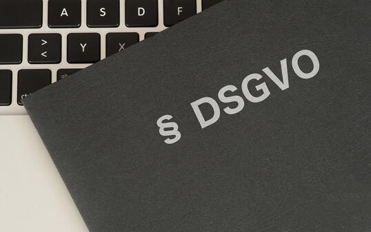 Ein Dokumentenmappe, Computer und Datenschutz Grundverordnung DSGVO