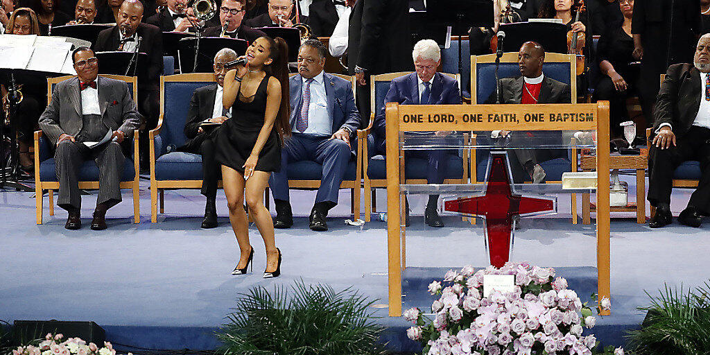 Zahlreiche Prominente - darunter der ehemalige US-Präsident Bill Clinton (Mitte) und die Sängerin Ariana Grande (vorne) - haben der verstorbenen "Queen of Soul", Aretha Franklin, die letzte Ehre erwiesen.