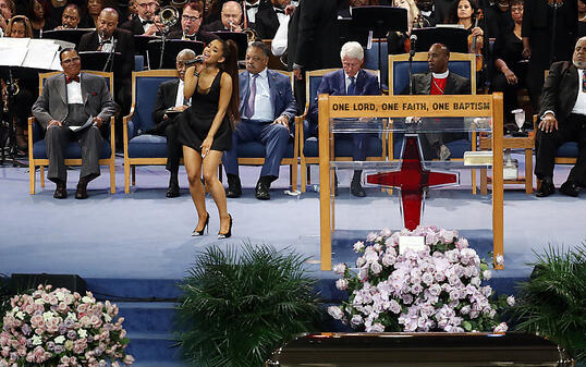 Zahlreiche Prominente - darunter der ehemalige US-Präsident Bill Clinton (Mitte) und die Sängerin Ariana Grande (vorne) - haben der verstorbenen "Queen of Soul", Aretha Franklin, die letzte Ehre erwiesen.