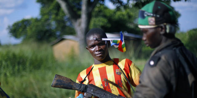 Bewaffnete Kämpfer der Anti-Balaka-Miliz (Archiv)