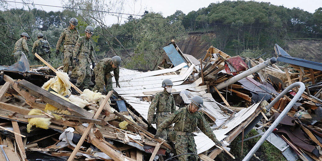 Nach dem verheerenden Erdbeben im Norden Japans am Donnerstag finden Rettungskräfte immer mehr Todesopfer.