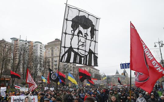 Protestmarsch in Kiew - auf dem Transparent der Kopf von Staatschef Poroschenko hinter Gittern.