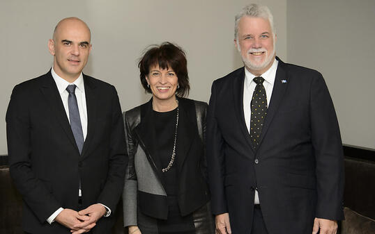 Innenminister Alain Berset, Energieministerin Doris Leuthard und der Premierminister der kanadischen Provinz Québec Philippe Couillard am WEF 2016 in Davos: Damals entstand die Idee einer Klimakooperation. Ein Jahr später nun wurde ein entsprechendes Dokument unterzeichnet. (Archiv)