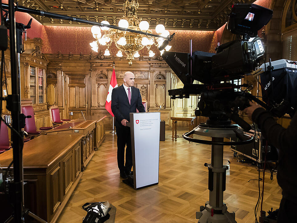 Bundespräsident Alain Berset während der Aufzeichnung seiner Neujahrsansprache im Bundesratszimmer.