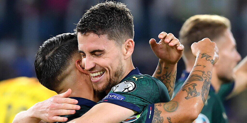 Jorginho (rechts) und Lorenzo Insigne freuen sich über die geschaffte EM-Qualifikation Jorginho (rechts) und Lorenzo Insigne freuen sich über die geschaffte EM-Qualifikation