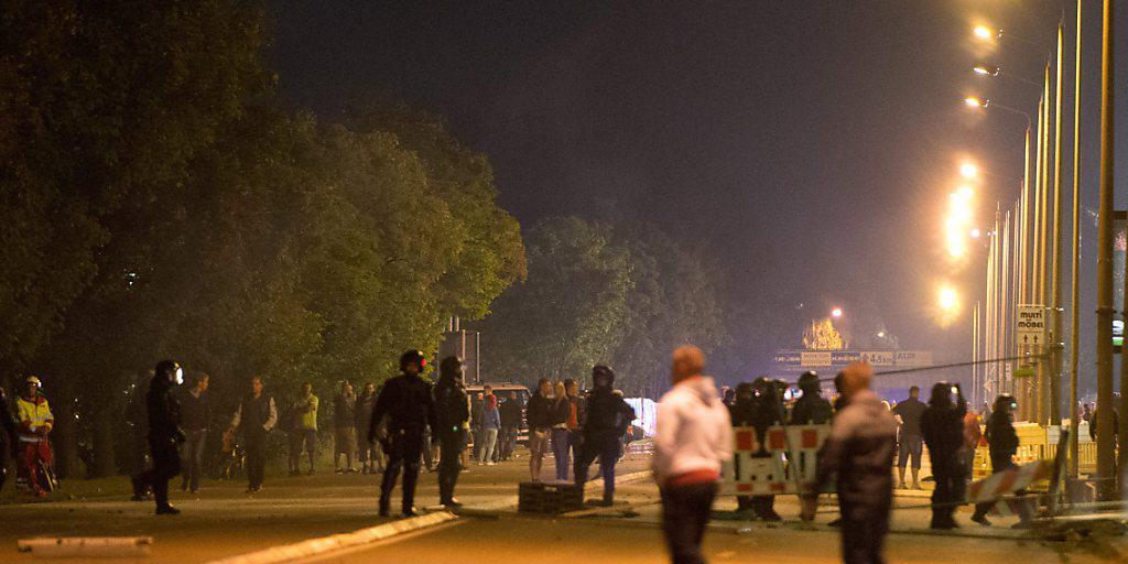 Am zweiten Tag in Folge kam es in Heidenau bei einem Asylbewerber-Heim zu Zusammenstössen zwischen der Polizei und rechtsextremen Demonstranten. Am zweiten Tag in Folge kam es in Heidenau bei einem Asylbewerber-Heim zu Zusammenstössen zwischen der Polizei und rechtsextremen Demonstranten.