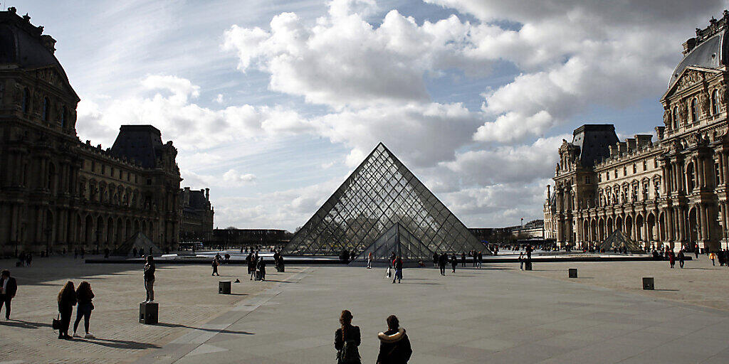 Der Louvre in Paris ist nach monatelanger Schliessung wegen des Coronavirus ab heute Montag für das Publikum wieder geöffnet. (Archivbild)