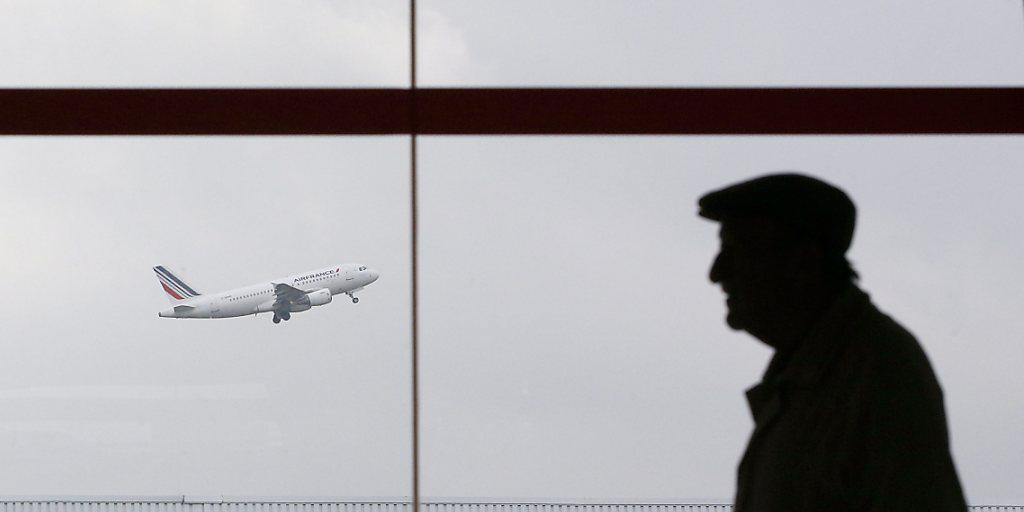 Unter anderem am Flughafen Charles de Gaulle verkehrten zahlreiche Flüge wegen eines Fluglotsenstreiks mit Verspätung. (Archivbild) Unter anderem am Flughafen Charles de Gaulle verkehrten zahlreiche Flüge wegen eines Fluglotsenstreiks mit Verspätung. (Archivbild)