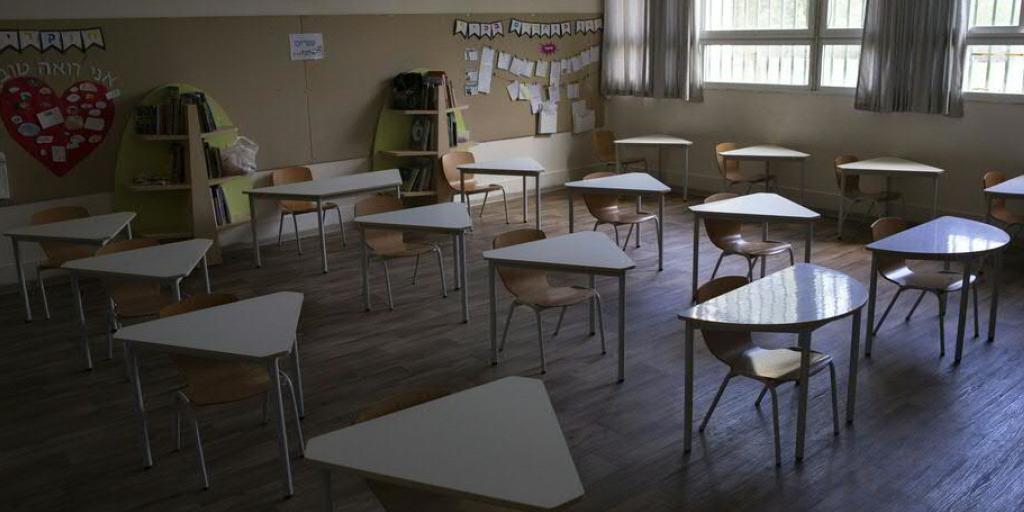 Ein leeres Klassenzimmer in einer Grundschule in Tel Aviv - in Israel müssen immer mehr Schulen wegen eines Neuanstiegs von Corona-Infektionen wieder schliessen.