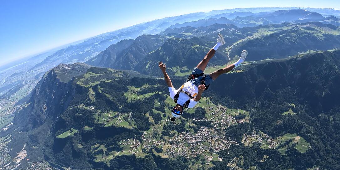 Acht Fallschirmspringer suchten am vergangenen Sonntag in 3000 Metern Höhe den maximalen Adrenalinkick.