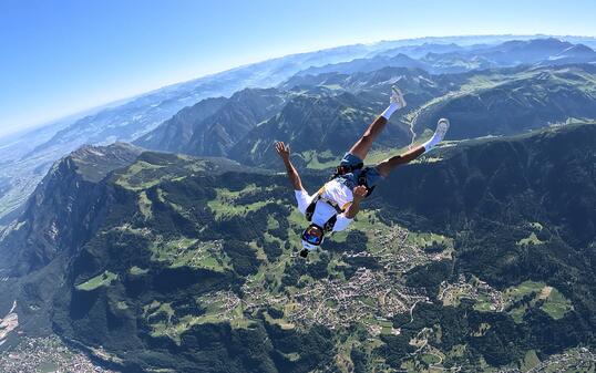 Acht Fallschirmspringer suchten am vergangenen Sonntag in 3000 Metern Höhe den maximalen Adrenalinkick.