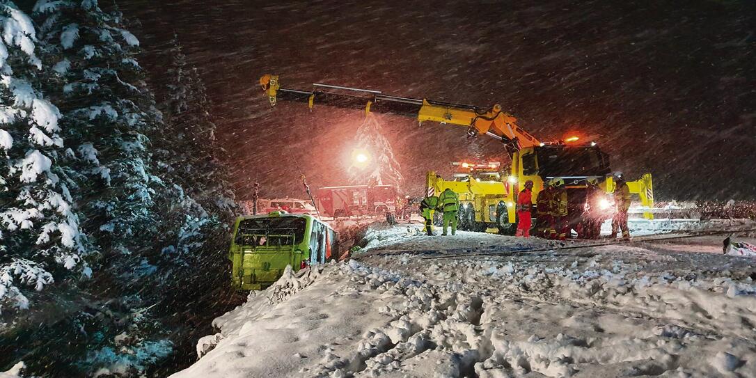 Wegen des Rotators können Kranarbeiten auch dann ausgeführt werden, wenn der Lkw nicht ebenerdig steht. Wegen des Rotators können Kranarbeiten auch dann ausgeführt werden, wenn der Lkw nicht ebenerdig steht.