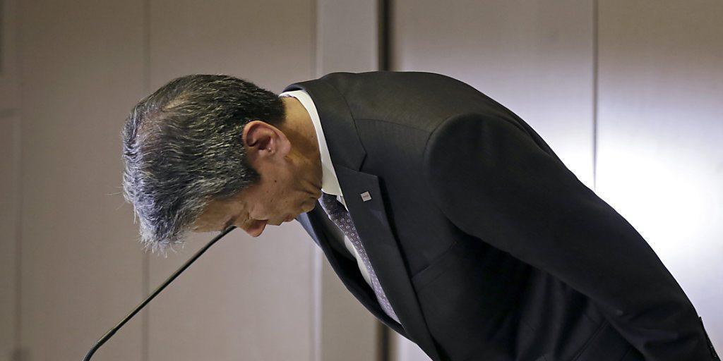 Toshiba-Konzernchef Hisao Tanaka entschuldigte sich am 15. Mai öffentlich, nachdem bekannt geworden war, dass der Konzern über Jahre seine Bilanzen geschönt hatte. Unterdessen ist Tanaka zurückgetreten. (Archiv).