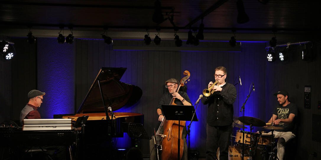 Auftaktkonzert in der Tangente mit «Trimolon ft. J. Lampert», Auftaktkonzert in der Tangente mit «Trimolon ft. J. Lampert»,