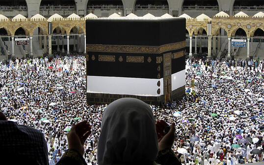 ARCHIV - An der Pilgerfahrt nahmen 2019 fast 2,5 Millionen Menschen teil, darunter 1,8 Millionen aus dem Ausland. Foto: Amr Nabil/AP/dpa