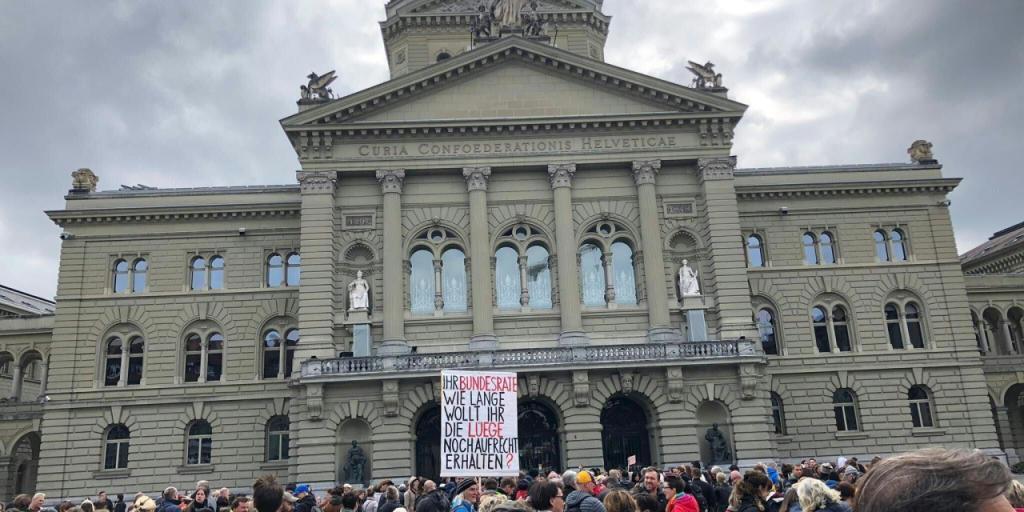 Gegner der Corona-Massnahmen auf dem Berner Bundesplatz.