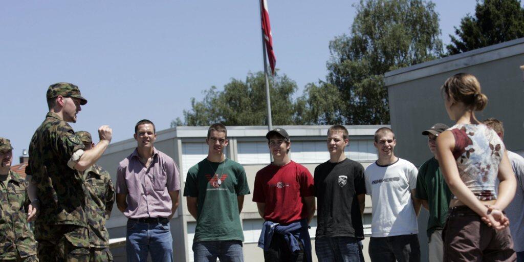 Seit der Armeereform haben viele Rekruten zu Beginn der Sommer-RS die Lehre noch nicht beendet. Der Ständerat will das ändern. (Archivbild) Seit der Armeereform haben viele Rekruten zu Beginn der Sommer-RS die Lehre noch nicht beendet. Der Ständerat will das ändern. (Archivbild)