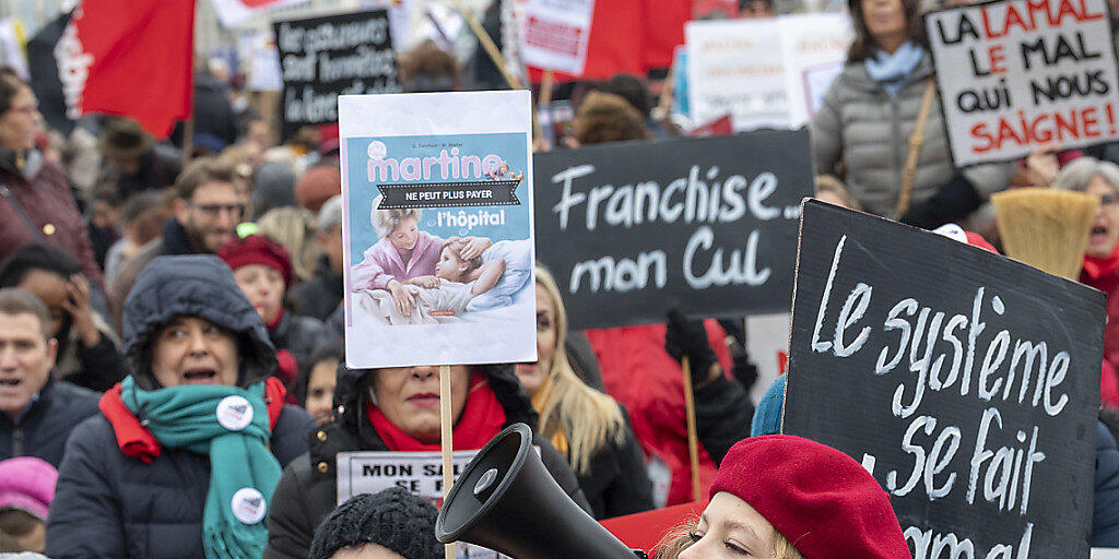 In Genf gingen rund tausend Menschen auf die Strasse. Sie protestierten gegen die steigenden Krankenkassenprämien.