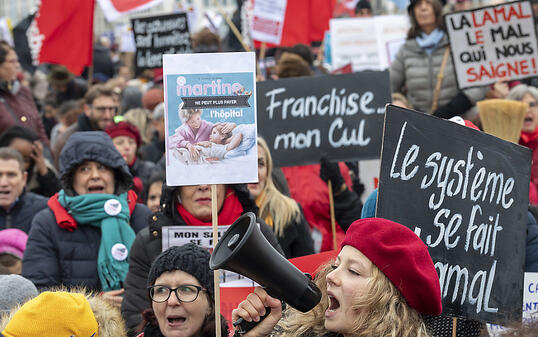 In Genf gingen rund tausend Menschen auf die Strasse. Sie protestierten gegen die steigenden Krankenkassenprämien.