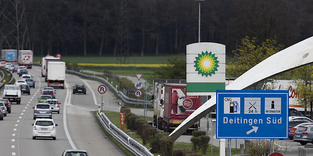 Auf Autobahnraststätten soll künftig Alkohol ausgeschenkt werden dürfen. An der Liberalisierung will der Nationalrat vorbehaltlos festhalten. (Themenbild)